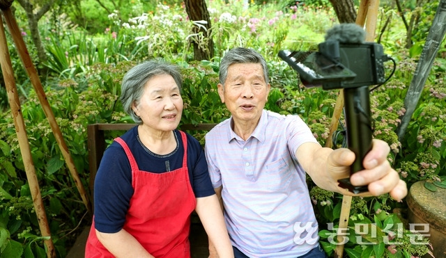 유튜브 채널 ‘조씨네’를 운영 중인 권오점·조성민씨 부부. 채널에선 노부부의 소소한 시골 일상을 엿볼 수 있다. 단양=백승철 프리랜서 기자