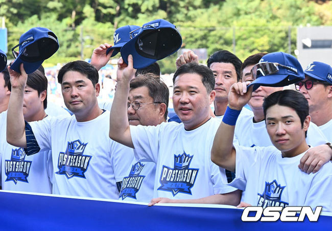 [OSEN=대구, 이석우 기자] 22일 대구삼성라이온즈파크에서 2024 신한 SOL 뱅크 KBO 리그 삼성 라이온즈와 키움 히어로즈의 경기가 열렸다. 홈팀 삼성은 원태인이 방문팀 키움은 후라도가 선발 출전했다. 삼성 라이온즈 박진만 감독이 정규리그 2위와 플레이오프 진출을 확정짓고 팬들에게 감사 인사를 하고 있다. 2024.09.22 / foto0307@osen.co.kr