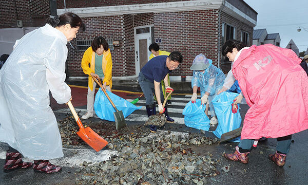 집중호우 피해 현장 긴급 복구 중인 창원시 진해구청 직원들. 진해구 제공