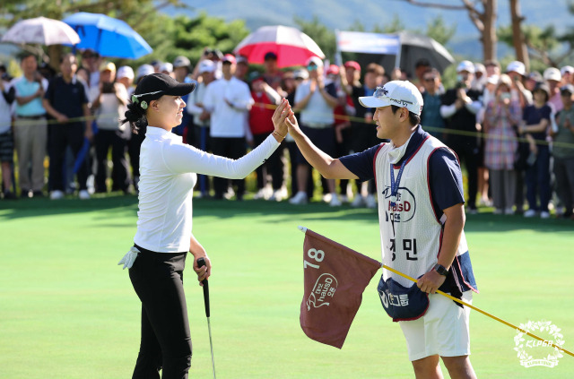 문정민이 KLPGA 투어 대보 하우스디 오픈에서 우승한 후 캐디와 기쁨을 나누고 있다. 사진 제공=KLPGA