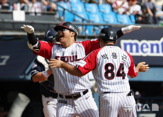 22일 오후 서울 송파구 잠실야구장에서 열린 프로야구 2024 신한 SOL 뱅크 KBO리그 두산 베어스와 LG 트윈스의 경기, 1회말 무사 주자 2,3루 상황 LG 문보경(왼쪽)이 홈런을 치고 홈으로 들어오며 기뻐하고 있다. /사진=뉴시스