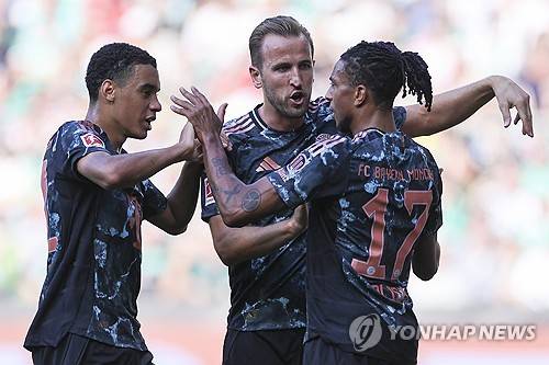 바이에른 뮌헨은 21일(한국시간) 독일 브레멘의 베저슈타디온에서 열린 베르더 브레멘과의 2024-25시즌 분데스리가 4라운드 원정 경기에서 5-0 대승을 거뒀다. 이날 김민재는 선발 풀타임을 소화하며 무실점 수비를 펼쳤다. 뮌헨은 최근 3경기에서 20골을 터트리는 엄청난 화력을 과시했다. 연합뉴스