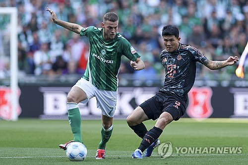 독일 유력지 '빌트'가 바라보는 시선은 다른 걸까. 김민재가 경기를 무실점으로 틀어막으면서 완벽에 가까운 수비를 펼치고도 팀 내 최저 평점을 피하지 못했다. 공격 포인트와 거리가 먼 포지션인 센터백이 공격진에 비해 낮은 평점을 받는 건 이상한 일이 아니지만, 이제는 잘해도 잘했다는 평가를 내리지 않는 수준이다. 사진 연합뉴스