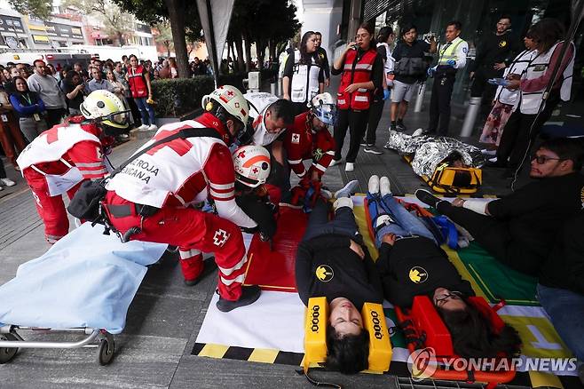 지난 19일(현지시간) 멕시코시티 지진 대피 훈련 모습 [멕시코시티 EPA=연합뉴스. 자료사진. 재판매 및 DB 금지]