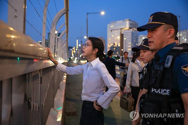 김건희 여사, 자살 예방 및 구조 활동 경찰과 마포대교 도보 순찰 (서울=연합뉴스) 진성철 기자 = 김건희 여사가 10일 '세계 자살 예방의 날'을 맞아 서울 마포대교에서 마포경찰서 용강지구대 근무자와 함께 도보 순찰을 하고 있다. 2024.9.10  [대통령실 제공. 재판매 및 DB 금지] zjin@yna.co.kr