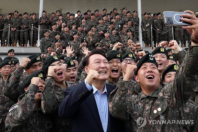 윤석열 대통령, 추석 맞아 강원 최전방 15사단 방문 (서울=연합뉴스) 홍해인 기자 = 윤석열 대통령이 추석인 17일 강원도 최전방 육군 15사단 사령부 사열대에서 사단 장병들과 기념촬영을 마친 뒤 장병들과 기념사진을 찍고 있다. 2024.9.17 [대통령실 제공. 재판매 및 DB 금지] hihong@yna.co.kr