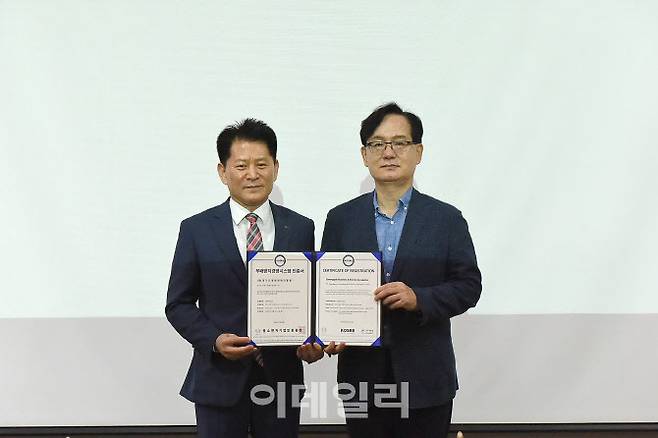 23일 열린 경과원 부패방지경영시스템 인증서 수여식에서 강성천 경과원장(오른쪽)과 엄진엽 중소벤처기업인증원장이 기념촬영을 하고 있다.(사진=경기도경제과학진흥원)