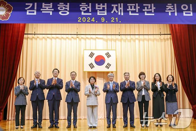 김복형 헌법재판관(왼쪽 다섯 번째)이 23일 오전 서울 종로구 헌법재판소에서 열린 취임식이 끝난 뒤 이종석 헌법재판소장을 비롯한 헌법재판관들과 기념촬영을 하고 있다. 2024.9.23/뉴스1 ⓒ News1 민경석 기자