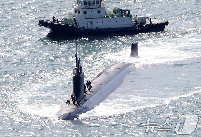 미국 해군 버지니아급 핵잠수함 '버몬트함'(SSN-792·7800톤)이 23일 오전 부산 남구 해군작전사령부 부산작전기지에 입항하고 있다. 2024.9.23/뉴스1 ⓒ News1 윤일지 기자