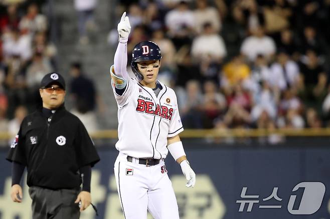 23일 오후 서울 송파구 잠실야구장에서 열린 프로야구 '2024 신한 SOL 뱅크 KBO리그' 두산베어스와 SSG랜더스의 경기에서 2회말 두산 공격 1사 주자 1,2루 상황 조수행이 1타점 적시타를 치고 기뻐하고 있다. 2024.9.23/뉴스1 ⓒ News1 이승배 기자