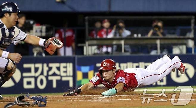 23일 오후 서울 송파구 잠실야구장에서 열린 프로야구 '2024 신한 SOL 뱅크 KBO리그' 두산베어스와 SSG랜더스의 경기에서 3회초 SSG 공격 무사 주자 2루 상황 정준재의 안타로 2루 주자 최지훈이 홈인하고 있다. 2024.9.23/뉴스1 ⓒ News1 이승배 기자