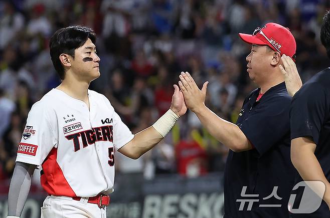 23일 오후 광주 기아챔피언스필드에서 열린 '2024 신한 SOL 뱅크 KBO리그' 삼성 라이온즈와 KIA 타이거즈의 경기에서 5대3 승리를 거둔 KIA 이범호 감독이 김도영과 기쁨을 나누고 있다. 2024.9.23/뉴스1 ⓒ News1 김진환 기자