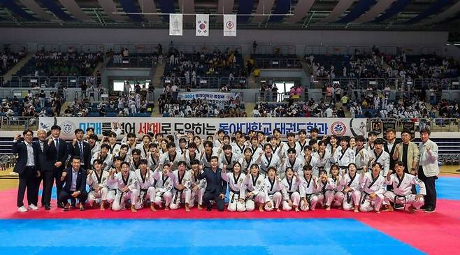 동아대학교가 총장배 전국태권도대회 겸 부산학생선수권대회를 성황리 개최하고 기념촬영하고 있다.