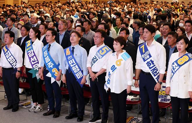 4일 오전 광주 서구 김대중컨벤션센터에서 열린 더불어민주당 당대표·최고위원 후보 합동 연설회에서 최고위원 후보들이 애국가를 부르고 있다. 왼쪽부터 김병주, 강선우, 정봉주, 민형배, 김민석, 이언주, 한준호, 전현희 후보. /연합뉴스