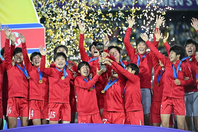 23일 2024 콜롬비아 U-20(20세 이하) 여자 월드컵에서 우승한 북한 선수단이 시상식에서 기뻐하고 있다. /AFP 연합뉴스