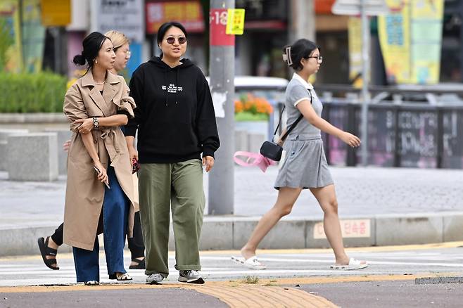 광주지역 일교차가 10도 이상으로 예보된 23일 오전 광주 북구청 사거리에서 시민들이 긴팔과 반팔 옷을 입은 채 길을 걷고 있다./뉴시스