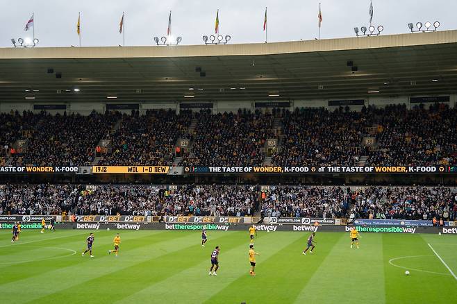 지난 15일(현지 시각) 울버햄튼 원더러스 FC와 뉴캐슬 유나이티드 FC의 경기가 열린 영국 ‘몰리뉴 스타디움’ 경기장 LED 광고판과 메인 전광판에 'K-FOOD' 홍보 문구가 띄워져 있다. /한국농수산식품유통공사(aT) 제공