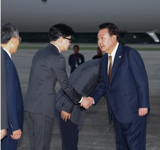 윤석열 대통령이 22일 성남 서울공항에서 체코 공식 방문을 마치고 귀국하며 마중 나온 국민의힘 한동훈 대표와 악수하고 있다. 연합뉴스