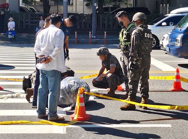 23일 오전 인천시 부평구 부평구청 부근 도로에 북한 쓰레기 풍선이 떨어져 군 당국이 현장 조치를 하고 있다. ⓒ연합뉴스