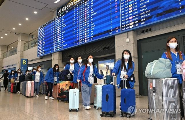 외국인 가사관리사 시범사업에 참여할 필리핀 노동자들이 지난 8월 6일 인천국제공항을 통해 입국하고 있다.ⓒ연합뉴스