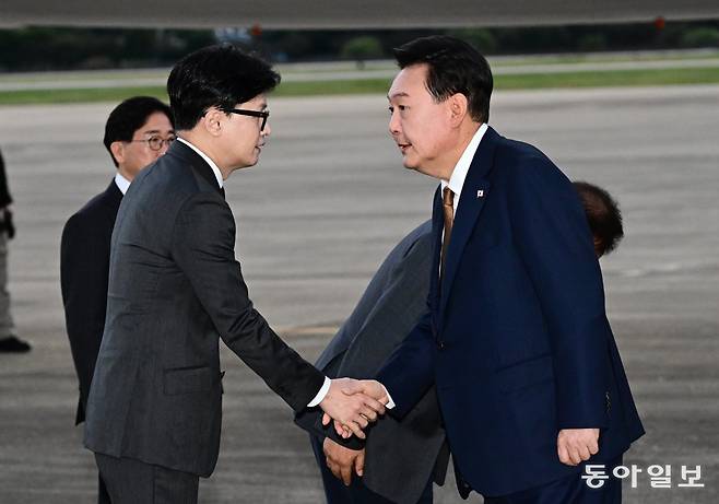 윤석열 대통령이 22일 2박 4일 간의 체코 순방을 마치고 성남 서울공항으로 입국하며 마중 나온 한동훈 국민의힘 대표와 악수를 나누고 있다. 2024.09.22 송은석 기자 silverstone@donga.com