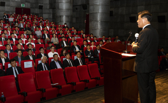 성회용 태광그룹 경영협의회 부의장이 23일 광화문 흥국생명빌딩에서 열린 공정거래 자율준수 프로그램(CP) 도입 선포식에서 컴플라이언스 운영이 실제 효과를 거두기 위해 임직원들의 적극적이고 자발적인 참여를 당부하고 있다. 태광그룹 제공.