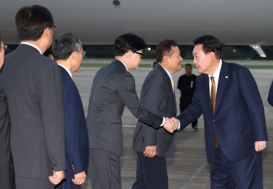 지난 9월22일 윤석열 대통령이 체코 공식 방문을 마치고 성남 서울공항으로 귀국하며, 마중 나온 한동훈 국민의힘 대표와 악수하고 있다.<연합뉴스 사진>