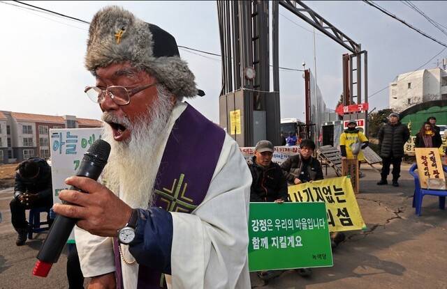 문정현 신부가 2016년 제주 서귀포 강정 해군기지 공사장 입구에서 열린 미사에서 평화 메시지를 낭독하고 있다. 이정용 선임기자 lee312@hani.co.kr
