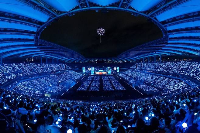 22일 서울 마포구 서울월드컵경장에서 열린 ‘2024 아이유 허 월드투어 앙코르: 더 위닝’ 콘서트에서 펼쳐진 드론쇼. 이담엔터테인먼트 제공