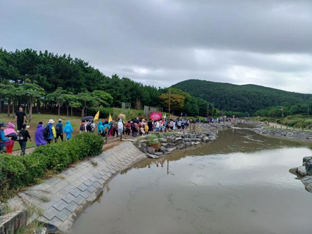 지난 22일 부산 다대포 해수욕장과 몰운대 일원에서 열린 '2024 다대포 힐링 가족사랑 건강걷기' 행사 참자자들이 해변공원을 걷고 있다.