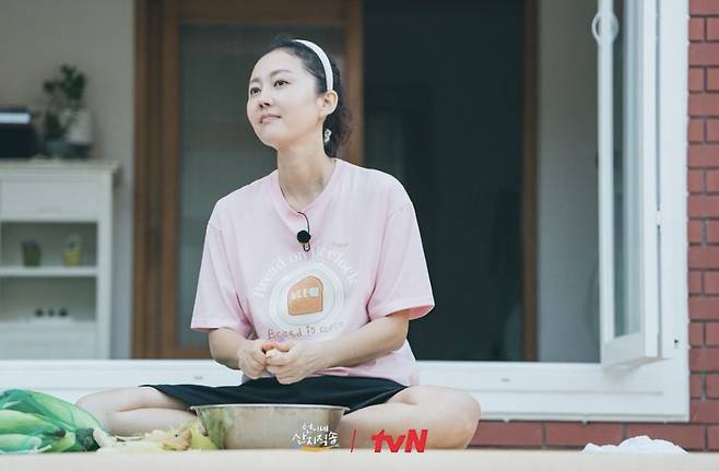 배우 염정아(52)가 지난 19일 방송된 tvN ‘언니네 산지직송’에서 결혼 18년 차임에도 남편과 방귀를 트지 않았다고 밝혔다./사진=tvN 인스타그램 캡처