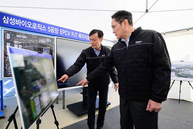 <yonhap photo-3406="">이재용 삼성전자 회장이 지난 2월 삼성바이오로직스 인천사업장을 찾아 5공장 건설 현장에서 관계자 브리핑을 듣고 있다. 삼성전자 제공</yonhap>