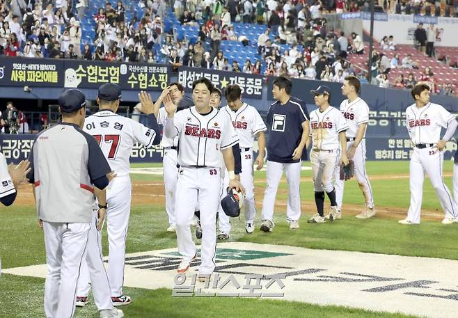 23일 오후 서울 잠실야구장에서 열린 프로야구 SSG와 LG 경기. 두산이 8-4 승리했다. 경기종료후 이승엽 감독과 선수들이 승리세리머니 하고있다. 잠실=정시종 기자 capa@edaily.co.kr