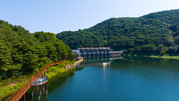 괴산호 일원에 조성된 산막이호수길 전경. [사진=괴산군]