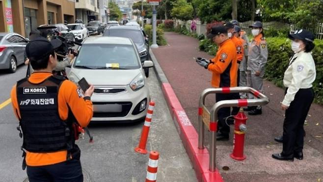 소화전 주변 불법 주정차 단속 현장