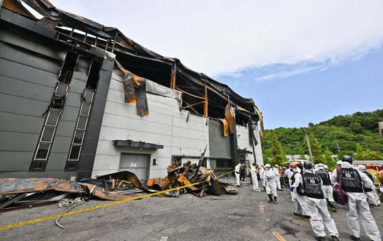 경기 화성 일차전지 업체 아리셀 공장 화재 사고 현장에서 경찰과 소방, 국립과학사수연구원 등 유관기관 관계자들이 합동 감식을 하고 있다. 김종호 기자. 2024.06.25.