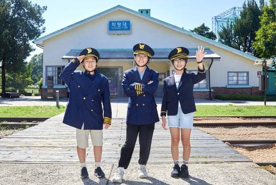 과거의 향수를 불러일으키는 동시에 문화공간으로 탈바꿈하며 명소가 되고 있는 폐역 부지의 변신을 살펴보기 위해 서울 노원구 화랑대 철도공원을 찾은 전상윤·권혜원·조현하(왼쪽부터) 학생기자