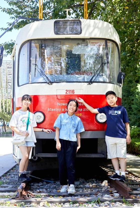 과거의 향수를 불러일으키는 동시에 문화공간으로 탈바꿈하며 명소가 되고 있는 폐역 부지의 변신을 살펴보기 위해 서울 노원구 화랑대 철도공원을 찾은 조현하·권혜원·전상윤(왼쪽부터) 학생기자