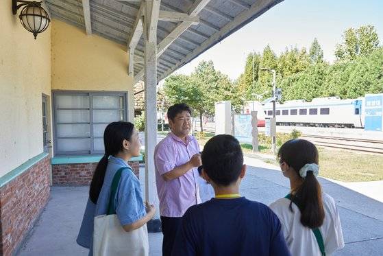 노종오(왼쪽에서 둘째) 노원구청 여가도시과 주무관에게 화랑대 철도공원이 생기기까지 과정을 듣고 있는 소중 학생기자단.