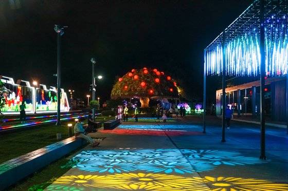 해가 저물면 오색찬란한 빛의 향연이 펼쳐진다. ‘아바타 트리’의 조명은 서서히 회전하며 환상적인 느낌을 준다.