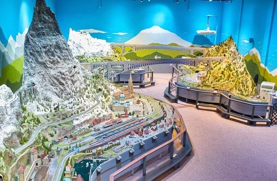 스위스의 빼어난 자연풍광과 기차마을을 87분의 1로 축소한 디오라마 전시관 ‘노원기차마을’도 아이들에게 인기가 높다.