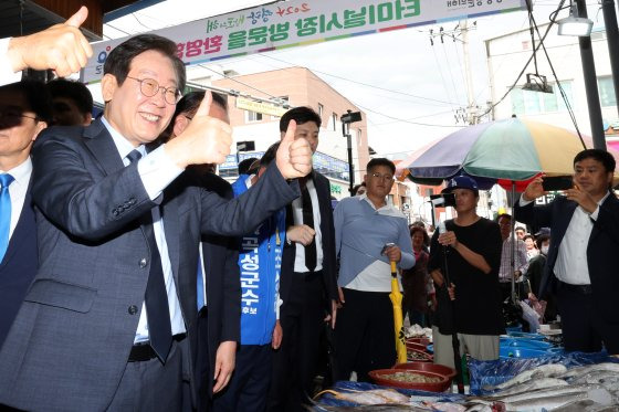 23일 전남 영광군 영광터미널시장에서 이재명 민주당 대표가 상인들에게 인사를 하고 있다. 연합뉴스