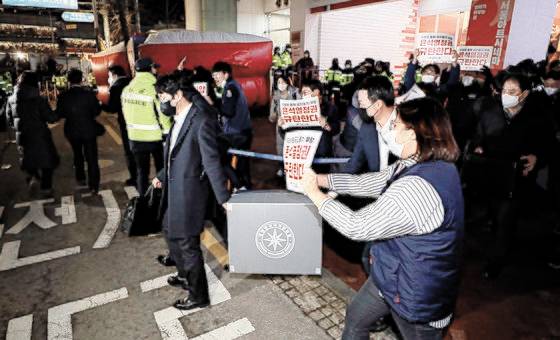 지난해 1월 민주노총 일부 간부들의 간첩 혐의로 서울 정동 민주노총 사무실에서 압수수색이 진행되고 있다. 뉴시스