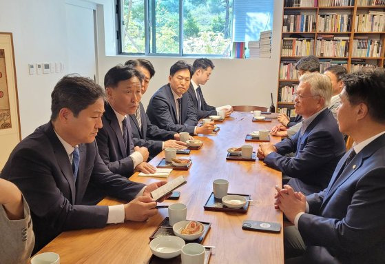 문재인 전 대통령과 더불어민주당 '전정권정치탄압대책위원회' 의원들이 23일 경남 양산시 평산마을에서 회동하고 있다. 사진 민주당 제공