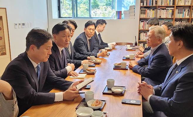 김영진 더불어민주당 전(前) 정권정치탄압대책위원회 위원장과 위원들이 23일 경남 양산시 평산마을의 문재인 전 대통령 사저를 방문해 문 전 대통령과 면담하고 있다. 민주당 제공