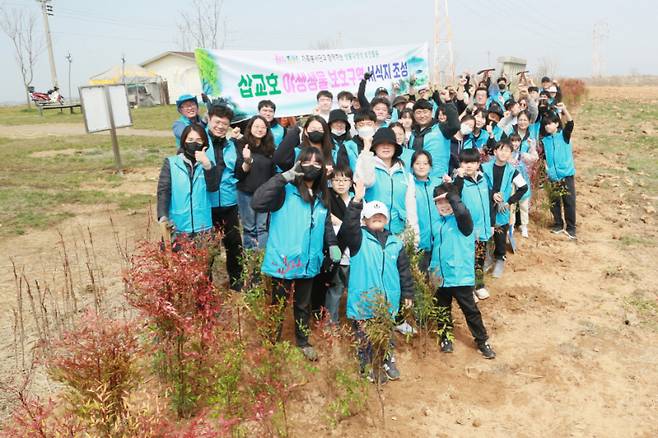 현대제철 당진제철소가 당진 소들섬 일대에 남천나무 700본을 식재하고 기념촬영을 하고 있다. 독자제공