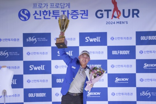 지난 21일(토) 대전 골프존조이마루에서 열린 ‘2024 신한투자증권 GTOUR MEN’S’ 6차 대회 우승자 송명규가 시상식에서 세리머니를 하고 있다.