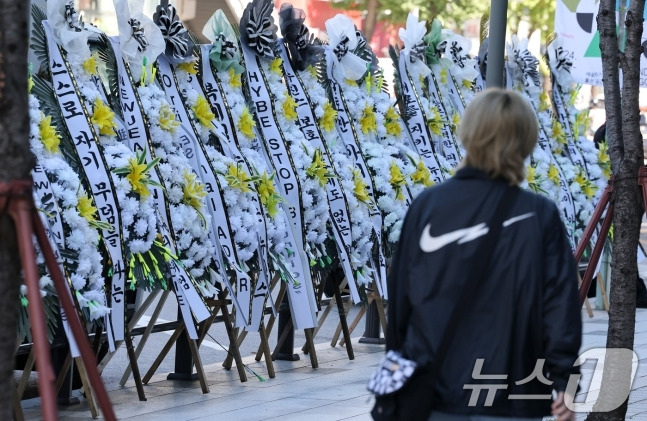 뉴진스 팬덤 연합은 23일부터 25일까지 3일간 하이브 사옥 앞에서 트럭 및 근조화환 시위에 돌입한다고 밝혔다. 사진 ㅣ뉴스1