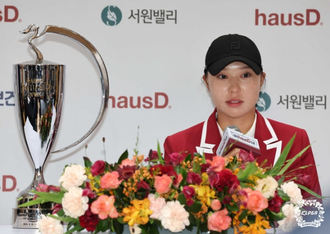 문정민이 KLPGA 투어 대보 하우스디 오픈 우승 후 기자회견을 하고 있다. /사진= KLPGA