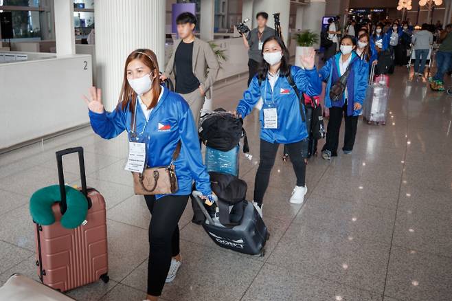 서울시에서 운영하는 '외국인 가사관리사 시범사업'에 참여 중인 필리핀 가사관리사 100명 중 2명이 업무개시 한달도 안돼 숙소에서 이탈해 연락두절 상태인 것으로 나타났다. 외국인 가사관리사 시범사업에 참여하는 필리핀 노동자들이 입국하는 모습. /사진=머니투데이